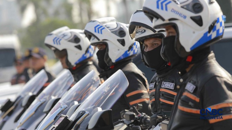 Apel gabungan yang melibatkan personel gabungan dari unsur Dinas Perhubungan (Dishub), Satpol PP, TNI, Polri, hingga Dinas Sosial di Plaza Selatan Monas, Jakarta, Senin, (8/6/2026). (CNBC Indonesia/Muhammad Sabki)