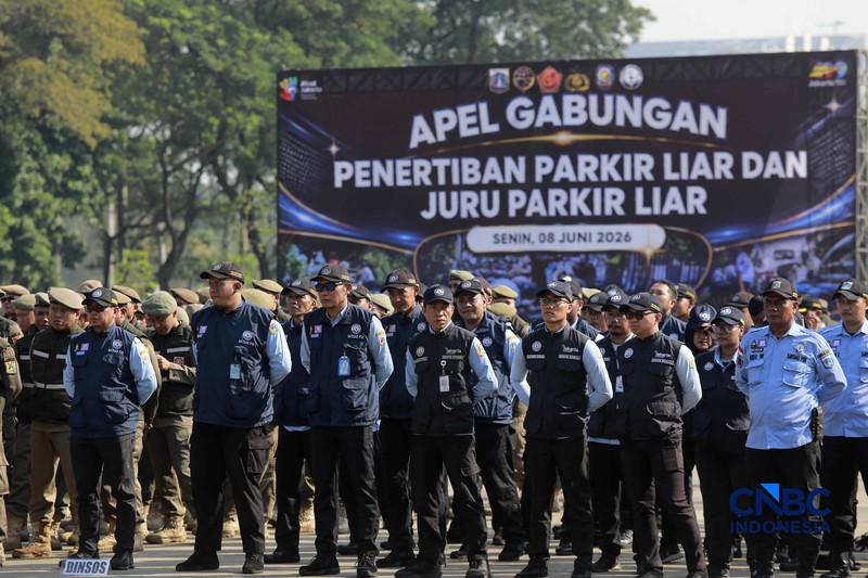 Apel gabungan yang melibatkan personel gabungan dari unsur Dinas Perhubungan (Dishub), Satpol PP, TNI, Polri, hingga Dinas Sosial di Plaza Selatan Monas, Jakarta, Senin, (8/6/2026). (CNBC Indonesia/Muhammad Sabki)