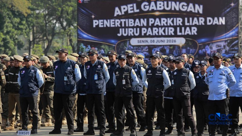 Apel gabungan yang melibatkan personel gabungan dari unsur Dinas Perhubungan (Dishub), Satpol PP, TNI, Polri, hingga Dinas Sosial di Plaza Selatan Monas, Jakarta, Senin, (8/6/2026). (CNBC Indonesia/Muhammad Sabki)