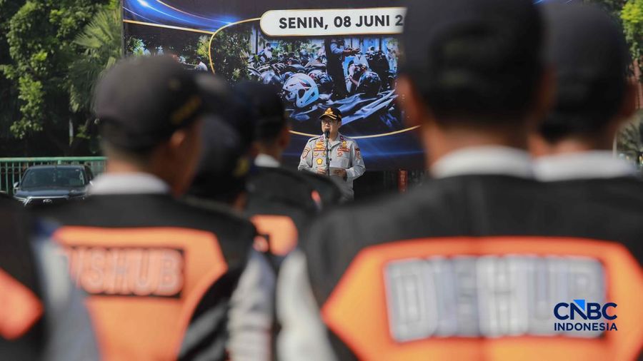 Apel gabungan yang melibatkan personel gabungan dari unsur Dinas Perhubungan (Dishub), Satpol PP, TNI, Polri, hingga Dinas Sosial di Plaza Selatan Monas, Jakarta, Senin, (8/6/2026). (CNBC Indonesia/Muhammad Sabki)