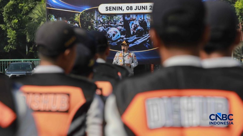Apel gabungan yang melibatkan personel gabungan dari unsur Dinas Perhubungan (Dishub), Satpol PP, TNI, Polri, hingga Dinas Sosial di Plaza Selatan Monas, Jakarta, Senin, (8/6/2026). (CNBC Indonesia/Muhammad Sabki)