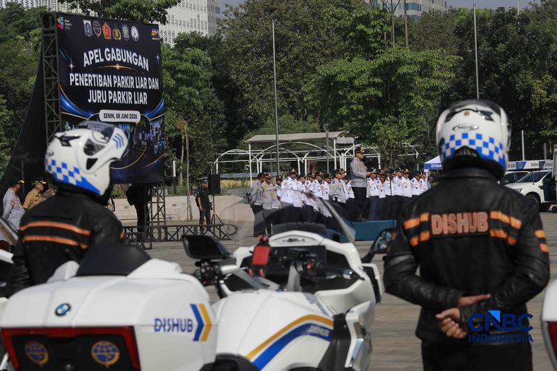 Apel gabungan yang melibatkan personel gabungan dari unsur Dinas Perhubungan (Dishub), Satpol PP, TNI, Polri, hingga Dinas Sosial di Plaza Selatan Monas, Jakarta, Senin, (8/6/2026). (CNBC Indonesia/Muhammad Sabki)