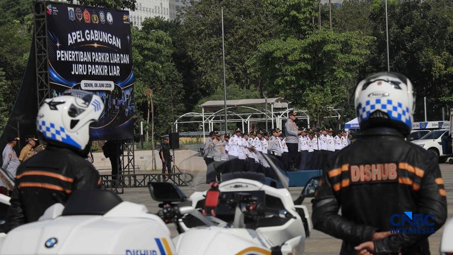 Apel gabungan yang melibatkan personel gabungan dari unsur Dinas Perhubungan (Dishub), Satpol PP, TNI, Polri, hingga Dinas Sosial di Plaza Selatan Monas, Jakarta, Senin, (8/6/2026). (CNBC Indonesia/Muhammad Sabki)