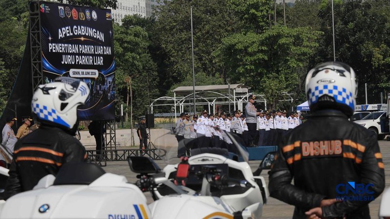 Apel gabungan yang melibatkan personel gabungan dari unsur Dinas Perhubungan (Dishub), Satpol PP, TNI, Polri, hingga Dinas Sosial di Plaza Selatan Monas, Jakarta, Senin, (8/6/2026). (CNBC Indonesia/Muhammad Sabki)