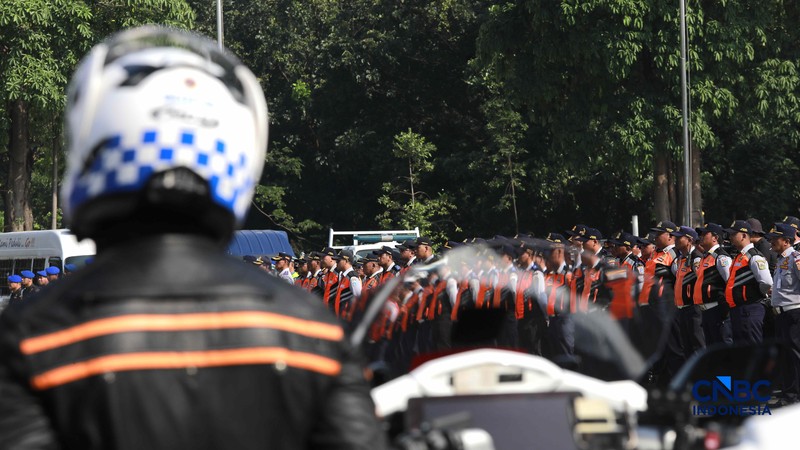 Apel gabungan yang melibatkan personel gabungan dari unsur Dinas Perhubungan (Dishub), Satpol PP, TNI, Polri, hingga Dinas Sosial di Plaza Selatan Monas, Jakarta, Senin, (8/6/2026). (CNBC Indonesia/Muhammad Sabki)