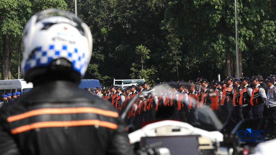 Apel gabungan yang melibatkan personel gabungan dari unsur Dinas Perhubungan (Dishub), Satpol PP, TNI, Polri, hingga Dinas Sosial di Plaza Selatan Monas, Jakarta, Senin, (8/6/2026). (CNBC Indonesia/Muhammad Sabki)