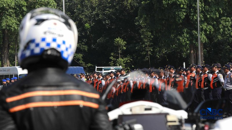 Apel gabungan yang melibatkan personel gabungan dari unsur Dinas Perhubungan (Dishub), Satpol PP, TNI, Polri, hingga Dinas Sosial di Plaza Selatan Monas, Jakarta, Senin, (8/6/2026). (CNBC Indonesia/Muhammad Sabki)