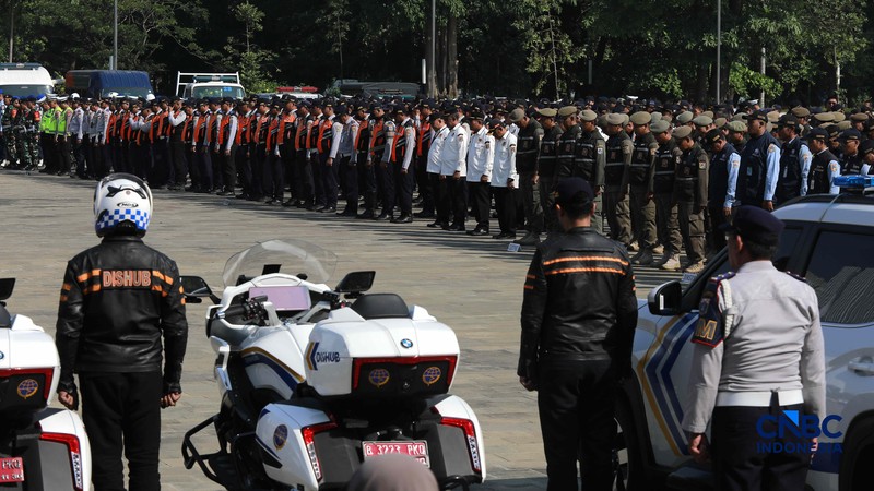 Apel gabungan yang melibatkan personel gabungan dari unsur Dinas Perhubungan (Dishub), Satpol PP, TNI, Polri, hingga Dinas Sosial di Plaza Selatan Monas, Jakarta, Senin, (8/6/2026). (CNBC Indonesia/Muhammad Sabki)