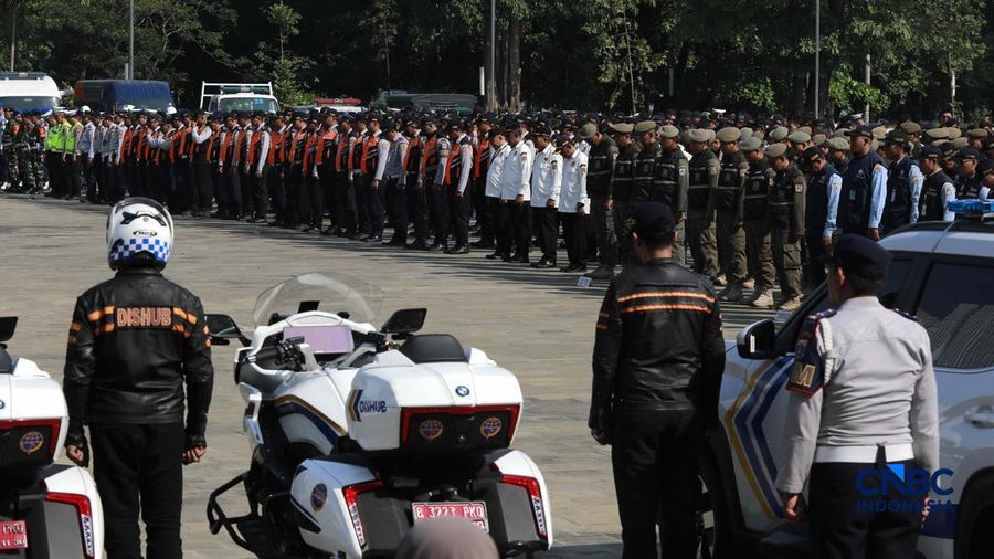 Apel gabungan yang melibatkan personel gabungan dari unsur Dinas Perhubungan (Dishub), Satpol PP, TNI, Polri, hingga Dinas Sosial di Plaza Selatan Monas, Jakarta, Senin, (8/6/2026). (CNBC Indonesia/Muhammad Sabki)