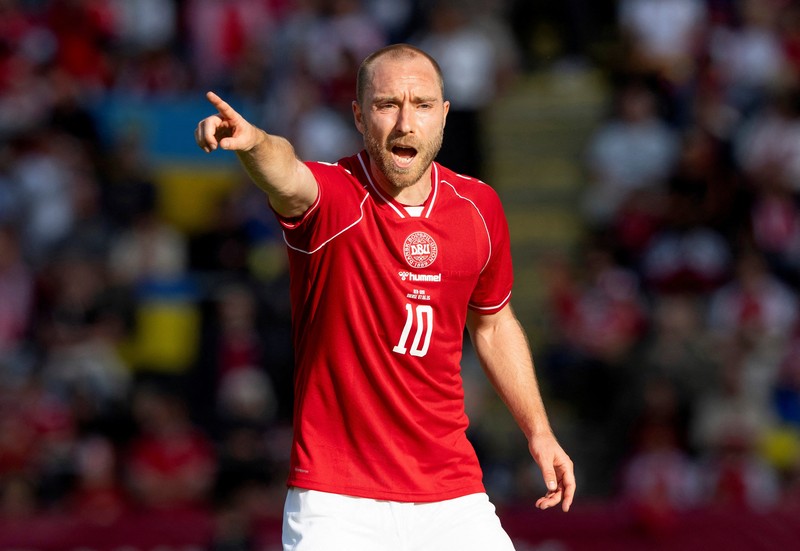 Para pemain dan staf Ukraina dan Denmark berkumpul setelah pertandingan dihentikan karena Christian Eriksen dari Denmark pingsan saat pertanidngan persahabatan di Stadion Stadion Odense, Denmark, Minggu (7/6/2026). (Bo Amstrup/Ritzau Scanpix via REUTERS)