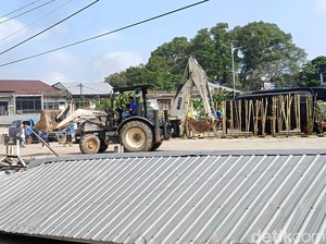 Puluhan Kios-Lapak Liar di Eks Bioskop Cinde Palembang Dieksekusi