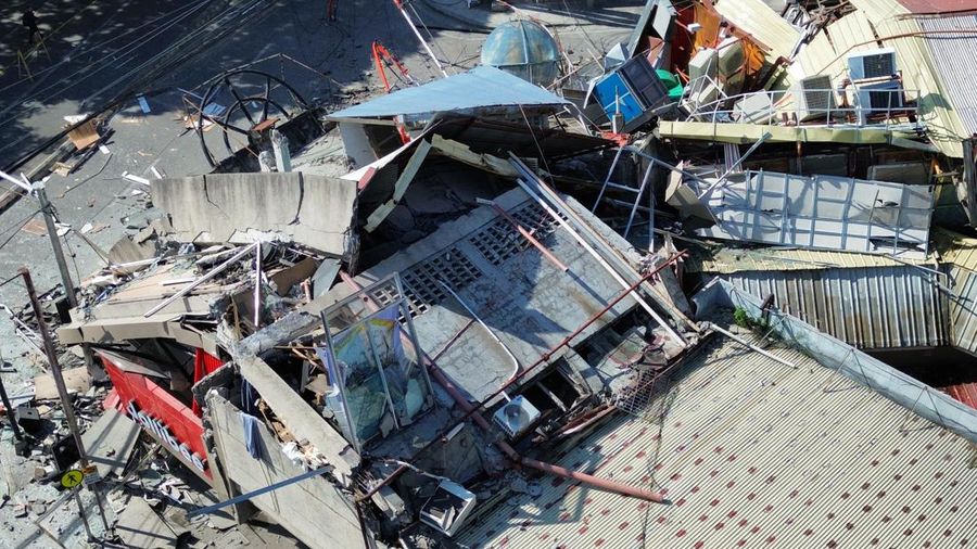 Fot udara mrenunjukkan angunan yang runtuh setelah gempa berkek magnitude 7,8 di General Santos, Pulau Mindanao, Filipina, 8 Juni 2026. (GenSan DEV/Handout via REUTERS)