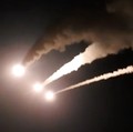 Iran melu8ncurkan gelombang serangan rudal ke Israel, Minggu (7/6/2026). (Tangakapan Layar Video/Reuters)