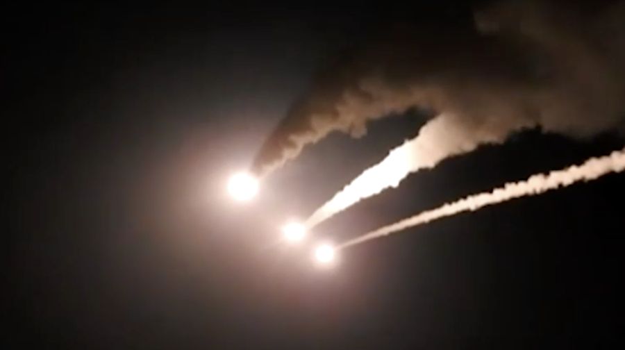 Iran melu8ncurkan gelombang serangan rudal ke Israel, Minggu (7/6/2026). (Tangakapan Layar Video/Reuters)