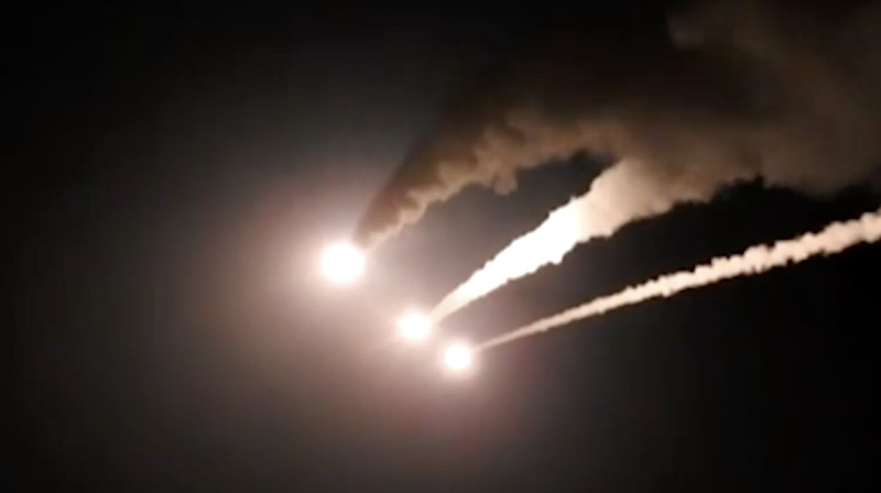 Iran melu8ncurkan gelombang serangan rudal ke Israel, Minggu (7/6/2026). (Tangakapan Layar Video/Reuters)