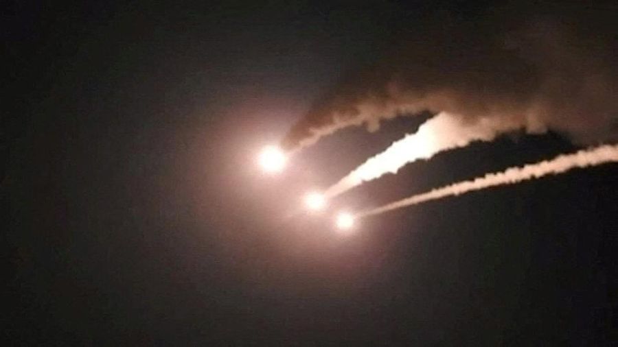 Iran meluncurkan rudal ke arah Israel, di lokasi yang tidak diketahui, dalam gambar diam ini yang diambil dari video yang dirilis pada 7 Juni 2026.