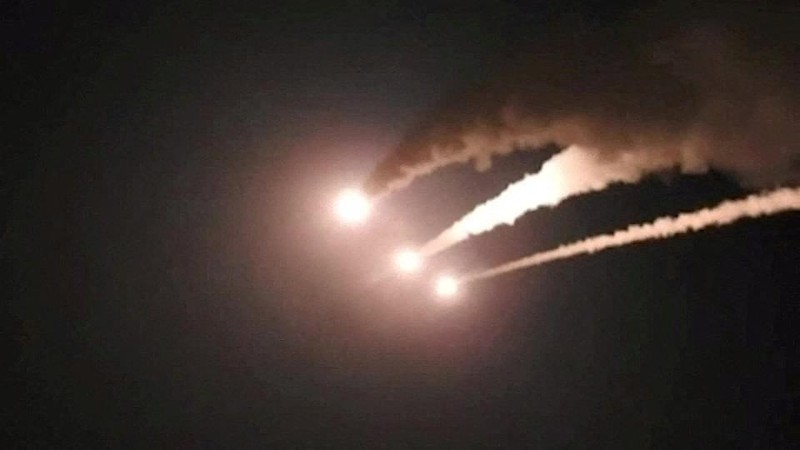 Iran meluncurkan rudal ke arah Israel, di lokasi yang tidak diketahui, dalam gambar diam ini yang diambil dari video yang dirilis pada 7 Juni 2026.