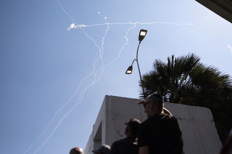Sebagian rudal mencuat dari tanah setelah serangan dari Iran, di Tepi Barat bagian tengah yang diduduki Israel, 8 Juni 2026. (REUTERS/Naama Stern)