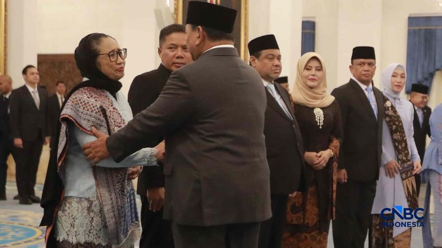 Foto: Kepala Badan Gizi Nasional Nanik Sudaryati Deyang bersalaman dengan Presiden Prabowo Subianto di Istana Negara, Jakarta, Senin (8/6/2026). (CNBC Indonesia/Muhammad Sabki)