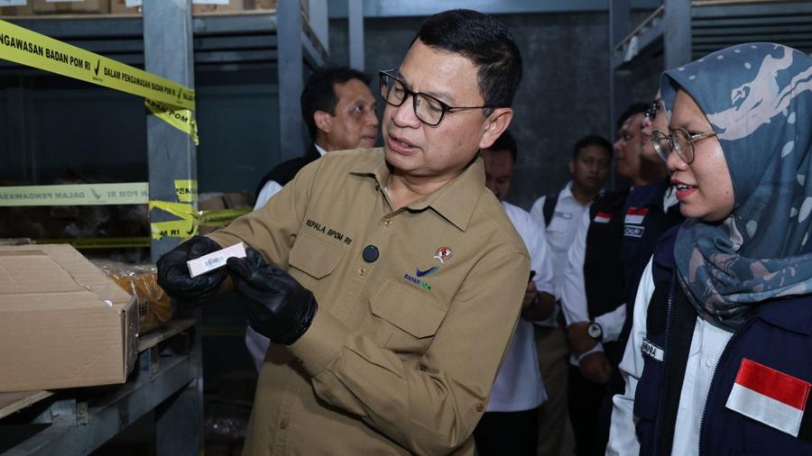 Kepala Badan Pengawas Obat dan Makanan (BPOM), Taruna Ikrar meninjau lokasi penyimpanan kosmetik ilegal atau tanpa izin edar (TIE) yang ditemukan di Bojong Nangka, Kelapa Dua, Kabupaten Tangerang, Banten, serta menyampaikan hasil temuan kepada masyar