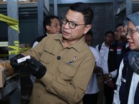 Kepala Badan Pengawas Obat dan Makanan (BPOM), Taruna Ikrar meninjau lokasi penyimpanan kosmetik ilegal atau tanpa izin edar (TIE) yang ditemukan di Bojong Nangka, Kelapa Dua, Kabupaten Tangerang, Banten, serta menyampaikan hasil temuan kepada masyar