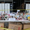 Kepala Badan Pengawas Obat dan Makanan (BPOM), Taruna Ikrar meninjau lokasi penyimpanan kosmetik ilegal atau tanpa izin edar (TIE) yang ditemukan di Bojong Nangka, Kelapa Dua, Kabupaten Tangerang, Banten, serta menyampaikan hasil temuan kepada masyar