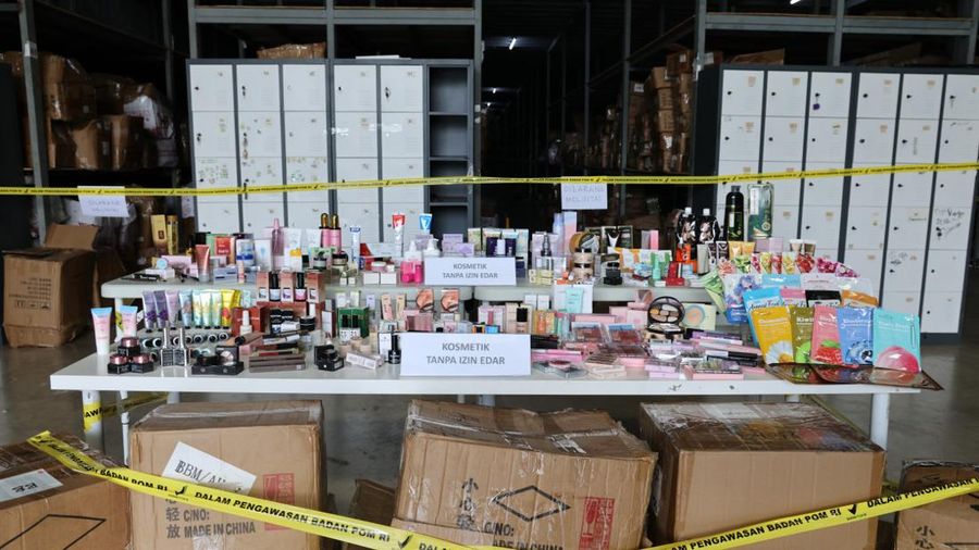 Kepala Badan Pengawas Obat dan Makanan (BPOM), Taruna Ikrar meninjau lokasi penyimpanan kosmetik ilegal atau tanpa izin edar (TIE) yang ditemukan di Bojong Nangka, Kelapa Dua, Kabupaten Tangerang, Banten, serta menyampaikan hasil temuan kepada masyar