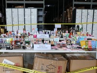 Kepala Badan Pengawas Obat dan Makanan (BPOM), Taruna Ikrar meninjau lokasi penyimpanan kosmetik ilegal atau tanpa izin edar (TIE) yang ditemukan di Bojong Nangka, Kelapa Dua, Kabupaten Tangerang, Banten, serta menyampaikan hasil temuan kepada masyar