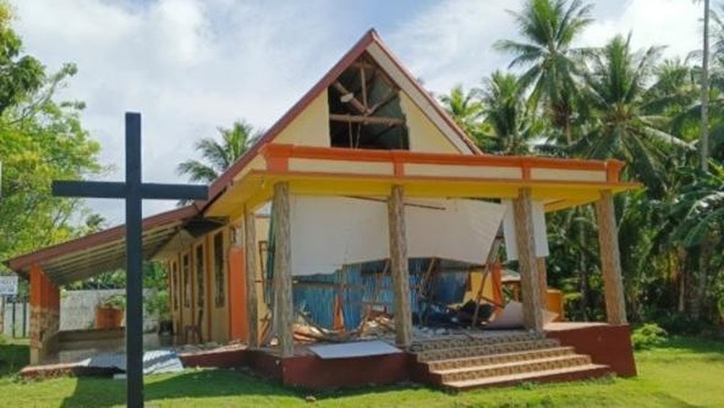 Kerusakan Gereja Masehi Injili Sangihe Talaud (GMIST) dan rumah warga akibat terdampak gempabumi Magnitudo 7.7 pada Senin (8/6). (Dok. BPBD Provinsi Sulawesi Utara)