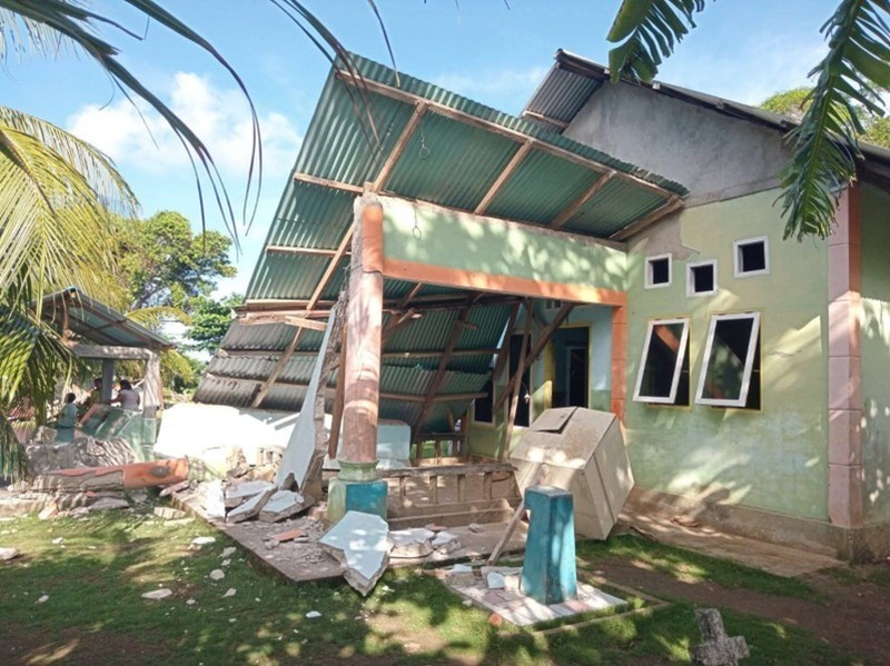 Warga evakuasi setelah gempa bumi di lepas pantai selatan pulau Mindanao, Filipina, yang juga dirasakan di Tabukan Utara. Kabupaten Kepulauan Sangihe, provinsi Sulawesi Utara, Senin (8/6/2026). (REUTERS/Stenly Pontolawokang)