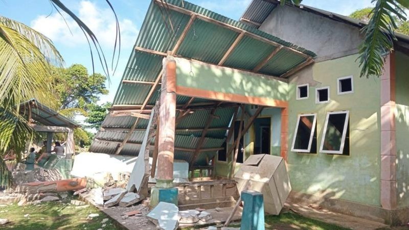 Kerusakan Gereja Masehi Injili Sangihe Talaud (GMIST) dan rumah warga akibat terdampak gempabumi Magnitudo 7.7 pada Senin (8/6). (Dok. BPBD Provinsi Sulawesi Utara)