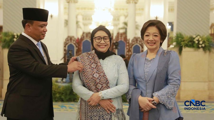 (Kiri-Kanan) Wakil Badan Gizi Nasional, Mayjen TNI Trenggono, Kepala Badan Gizi Nasional, Nanik Sudaryati Deyang, dan Wakil Badan Gizi Nasional, Agustina Arumsari berfoto bersama usai dilantik Presiden Prabowo Subianto di Istana Negara, Jakarta, Senin (8/6/2026).