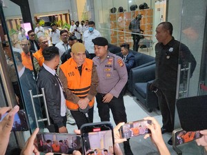 Direktur Maktour Tersangka Kasus Kuota Haji Nangis Usai Ditahan KPK