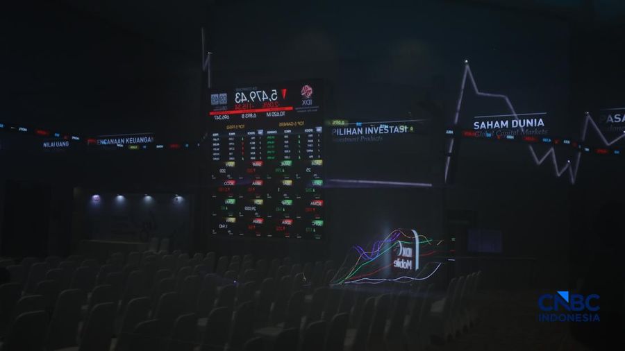 Layar menampilkan pergerakan Indeks Harga Saham Gabungan (IHSG) di gedung Bursa Efek Indonesia (BEI), Jakarta, Senin (8/6/2026). (CNBC Indonesia/Tri Susilo)