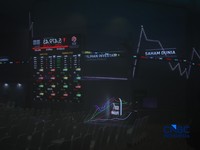 Layar menampilkan pergerakan Indeks Harga Saham Gabungan (IHSG) di gedung Bursa Efek Indonesia (BEI), Jakarta, Senin (8/6/2026). (CNBC Indonesia/Tri Susilo)