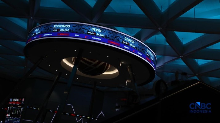 Layar menampilkan pergerakan Indeks Harga Saham Gabungan (IHSG) di gedung Bursa Efek Indonesia (BEI), Jakarta, Senin (8/6/2026). (CNBC Indonesia/Tri Susilo)