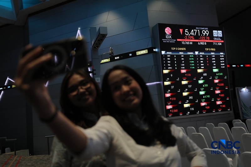 Layar menampilkan pergerakan Indeks Harga Saham Gabungan (IHSG) di gedung Bursa Efek Indonesia (BEI), Jakarta, Senin (8/6/2026). (CNBC Indonesia/Tri Susilo)