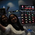 Layar menampilkan pergerakan Indeks Harga Saham Gabungan (IHSG) di gedung Bursa Efek Indonesia (BEI), Jakarta, Senin (8/6/2026). (CNBC Indonesia/Tri Susilo)