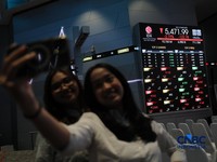 Layar menampilkan pergerakan Indeks Harga Saham Gabungan (IHSG) di gedung Bursa Efek Indonesia (BEI), Jakarta, Senin (8/6/2026). (CNBC Indonesia/Tri Susilo)