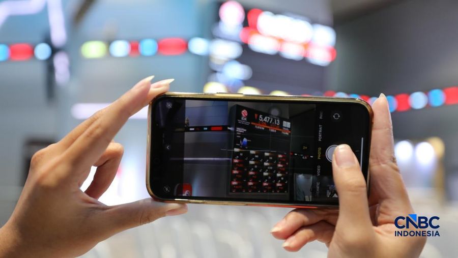 Layar menampilkan pergerakan Indeks Harga Saham Gabungan (IHSG) di gedung Bursa Efek Indonesia (BEI), Jakarta, Senin (8/6/2026). (CNBC Indonesia/Tri Susilo)