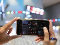 Layar menampilkan pergerakan Indeks Harga Saham Gabungan (IHSG) di gedung Bursa Efek Indonesia (BEI), Jakarta, Senin (8/6/2026). (CNBC Indonesia/Tri Susilo)
