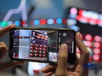 Layar menampilkan pergerakan Indeks Harga Saham Gabungan (IHSG) di gedung Bursa Efek Indonesia (BEI), Jakarta, Senin (8/6/2026). (CNBC Indonesia/Tri Susilo)
