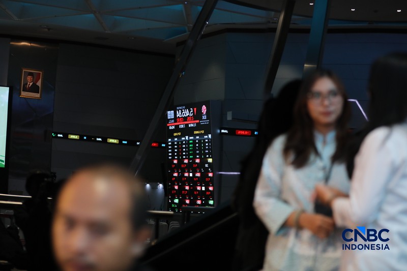 Layar menampilkan pergerakan Indeks Harga Saham Gabungan (IHSG) di gedung Bursa Efek Indonesia (BEI), Jakarta, Senin (8/6/2026). (CNBC Indonesia/Tri Susilo)