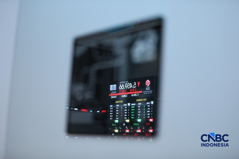 Layar menampilkan pergerakan Indeks Harga Saham Gabungan (IHSG) di gedung Bursa Efek Indonesia (BEI), Jakarta, Senin (8/6/2026). (CNBC Indonesia/Tri Susilo)