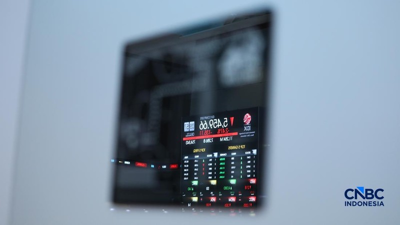 Layar menampilkan pergerakan Indeks Harga Saham Gabungan (IHSG) di gedung Bursa Efek Indonesia (BEI), Jakarta, Senin (8/6/2026). (CNBC Indonesia/Tri Susilo)