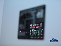 Layar menampilkan pergerakan Indeks Harga Saham Gabungan (IHSG) di gedung Bursa Efek Indonesia (BEI), Jakarta, Senin (8/6/2026). (CNBC Indonesia/Tri Susilo)