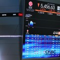 Layar menampilkan pergerakan Indeks Harga Saham Gabungan (IHSG) di gedung Bursa Efek Indonesia (BEI), Jakarta, Senin (8/6/2026). (CNBC Indonesia/Tri Susilo)