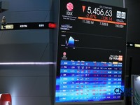 Layar menampilkan pergerakan Indeks Harga Saham Gabungan (IHSG) di gedung Bursa Efek Indonesia (BEI), Jakarta, Senin (8/6/2026). (CNBC Indonesia/Tri Susilo)