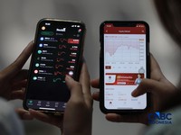 Layar menampilkan pergerakan Indeks Harga Saham Gabungan (IHSG) di gedung Bursa Efek Indonesia (BEI), Jakarta, Senin (8/6/2026). (CNBC Indonesia/Tri Susilo)