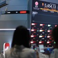Layar menampilkan pergerakan Indeks Harga Saham Gabungan (IHSG) di gedung Bursa Efek Indonesia (BEI), Jakarta, Senin (8/6/2026). (CNBC Indonesia/Tri Susilo)